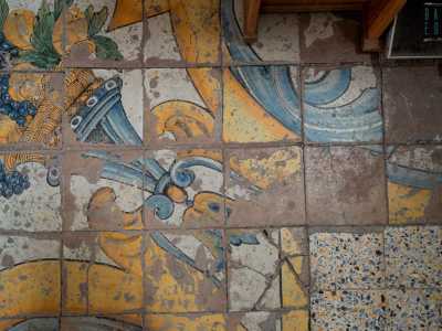 Quello superiore, che presenta ancora il pavimento in maiolica del 1751 decorato con motivi vegetali e floreali, si raggiunge attraverso delle scale laterali